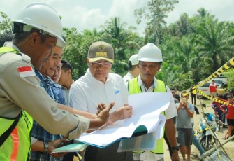 Gubernur Bengkulu pada kunjungan kerjanya di Bengkulu Selatan sejak 2 hari lalu melakukan peninjauan secara langsung di 2 titik lokasi longsor