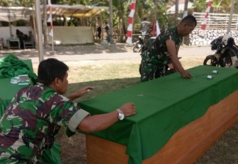 Anggota TNI Merenpel Kain Untuk Meja Tamu Undangan