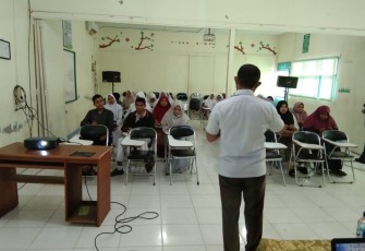 Tim penyuluh Narkoba dari BNNK Lhokseumawe sedang memberi pemahaman tentang Bahaya Narkoba bagi siswa/siswi SMU Muara Satu.
