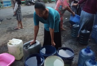 Mata Dasiyah Berkaca-kaca saat Antre Air Bersih