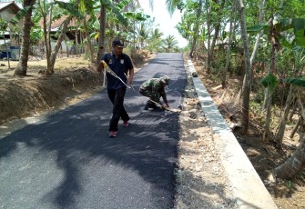 Satgas TMMD dan Kasi Pembangunan Cek Ulang Kondisi Jalan Aspal TMMD 106 Kodim Cilacap
