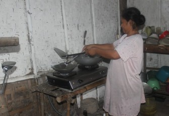 Sambal Terasi dan Bawang Di Rumah Suwarni untuk Satgas TMMD dan Warga