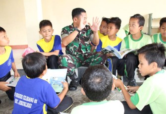 Anak-Anak Siswa SD Cilibang Senang Membaca Buku Bantuan Dari TNI