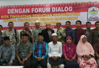 Para peserta dan pihak penyelenggara Forum dialog foto bersama.