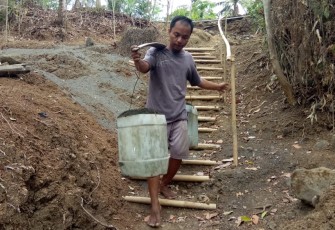 Jalan Terjal dan Curam Tak Halangi Semangat Suripto dan Satgas TMMD Jalankan Kegiatan