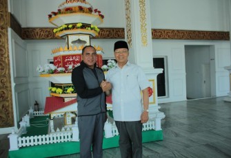 Gubernur Sumut Edy (Kiri) saat foto bersama Gubernur Bengkulu Rohidin Mersyah