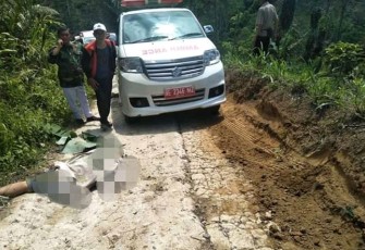Jenazah korban tergeletak di badan jalan dalam kondisi tak bernyawa