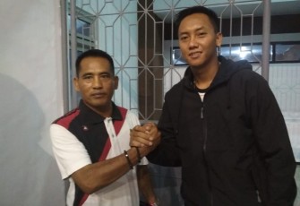 Anggota Dewan Perwakilan Rakyat Daerah Provinsi Bengkulu Dapil Mukomuko Fitri Foto Bersama Atlet Bola Voli Putra Rian Hidayat Asal Mukomuko