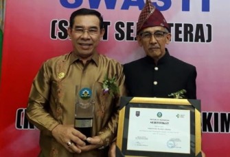 Bupati Rejang Lebong Ahmad Hijazi Usai Menerima Penghargaan 