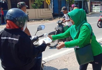 Pembagian nasi kotak dalam jumat berkah