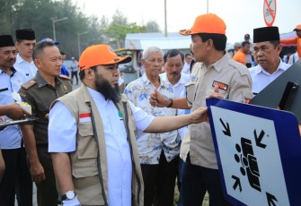 Wali Kota Bengkulu Helmi Hasan Pasang Rambu Rambu Bencana di Pantai Panjang 