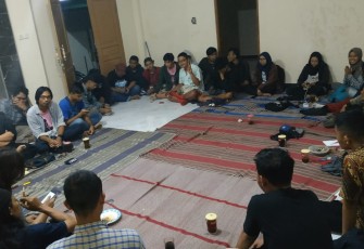 Massa dari berbagai element gerakan se-Solo Raya saat berkumpul di Sekretariat HMI Cabang Surakarta 