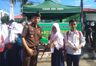Kajari Bengkulu bersama siswa saat akan bagi-bagi bunga
