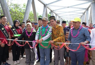 Gubernur Bengkulu Rohidin Mersyah Meresmikan Jembatan Lubuk Mindai 