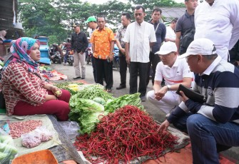 Gubernur Bengkulu Rohidin Mersyah Pantau Harga Bahan Pokok di Pasar Kepahiang 