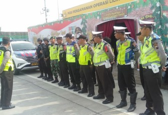 Personel Polres saat berada di salah satu Pos Pengamanan Nataru 