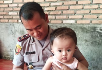 Kapolsek Bilah Hilir Turut Peduli Pada Aisah Balita Pengidap Hidrosefalus