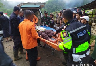 Proses evakuasi korban