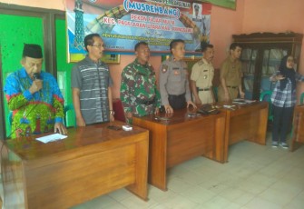 Saat menyayikan lagu Indonesia Raya mengawali pembukaan Musrenbang Selasa (7/1/2020). (Doc. Foto. Abdullah)