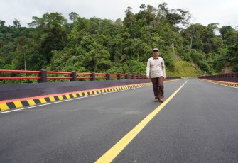 Gubernur Rohidin Mersyah saat meninjau Jembatan Terpanjang Penghubung Bengkulu-Lampung