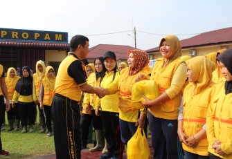 Polres Labuhanbatu Beri Bingkisan Kepada Ibu-ibu Petugas Kebersihan Kota Rantauprapat