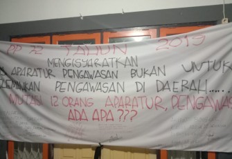 Spanduk yang dipasang di palang kantor Inspektorat SBB