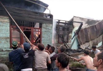 Pasca kejadian aparat bersama warga berusaha menjinakan api