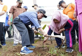 Bupati Kepahiang Hidayatullah Dan Wakil Bupati Netty Herawati Tanam Pohon Bersama 