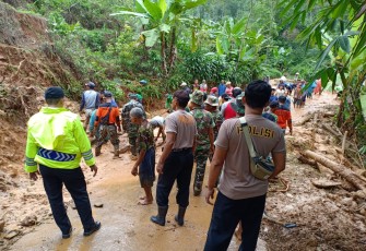 Personel TNI-Polri Bantu Masyarakat Bersihkan Material Longsor