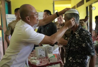 Bupati Bengkulu Selatan Gusnan Mulyadi Serahkan Bantuan Kursi Roda Dan Alat Bantu Dengar Pada Warga 