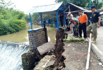 Tebing Pintu Air Bendungan Duta Sungai Laren Terancam Longsor
