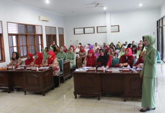 Iing berikan materi psikologi dalam pertemuan GOW