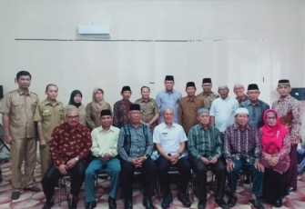 Bupati Bengkulu Selatan Gusnan Mulyadi Foto Bersama Dengan Pegurus Persatuan Wredatama Republik Indonesia Kabupaten Bengkulu Selatan