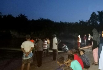 Tapak warga berkumpul mencari korban hanyut di pinggir sungai