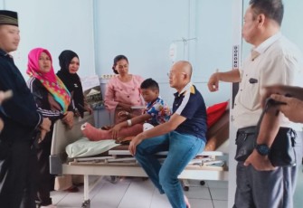 Bupati Bengkulu Selatan Gusnan Mulyadi Kunjungi Zulfahri Rahmad Alip Murid Kelas VI SD Al Quraniyah Bengkulu Selatan Yang Menjadi Korban Lakalantas 