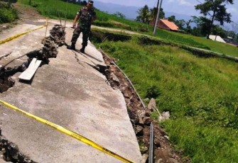 Separuh Badan Jalan Di Kaliloka Brebes Ambles