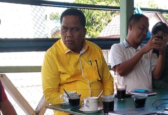 Bupati Aceh Singkil Dulmursid saat ditemui wartawan.