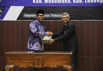 Wakil Gubernur Bengkulu Dedy Ermansyah Terima LHP Atas Belanja Modal Dan Barang Jasa Tahun Anggaran 2019 di Kantor BPK Perwakilan Provinsi Bengkulu 