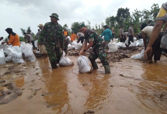 Dandim Pati turun langsung penanganan banjir