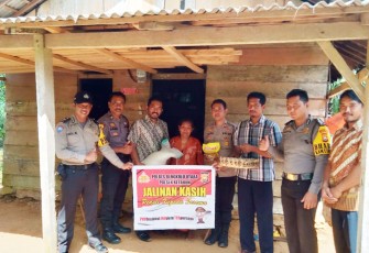 Penyaluran bantuan kepada Kasminah (80 tahun) Warga RT 09 Dusun 3
