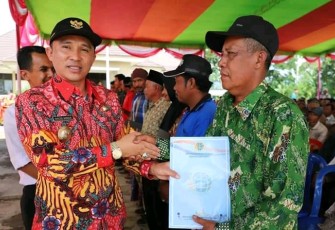 Bupati Lambar Bagikan 593 Sertifikat ke Warga Pekon Marang Jaya