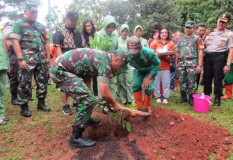 Dandim 0504/JS Kolonel Arh. Tony Aris Setyawan S.E saat melakukan tanam pohon