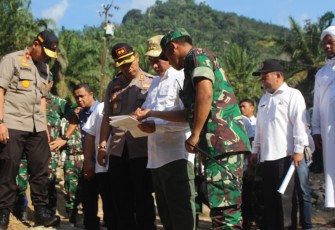 Gubernur didampingi Kasdam I/BB dan Wakapolda Sumut saat meninjau lokasi terdampak banjir