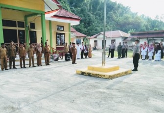 Camat Teupah Barat Misrahudin SE saat memimpin apel pagi perdana