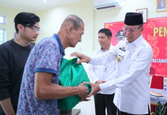 Walikota Tanjungpinang Serahkan Paket Sembako kepada RT dan RW