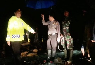 Kapolres Tanggamus dan Dandim Datangi TKP Banjir di Semaka