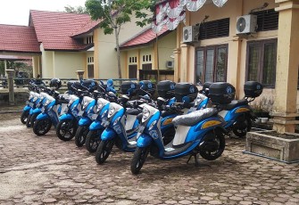 Belasan kendaraan roda dua saat hendak dibagikan kepada Petugas KB di 11 Kecamatan dihalaman Kantor Pemberdayaan Perempuan Perlindungan Anak Pengendalian Penduduk dan Keluarga Berencana Aceh Singkil.