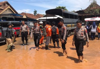 Polres Batang Berangkatkan Sat Sabhara Untuk Tangani Banjir