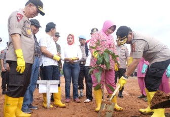 Kapolda Bengkulu Saat melakukan penanaman pohon di pekarangan Mapolres Benteng