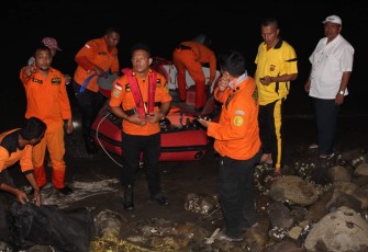 Tim SAR BPBD Pemkab Bireuen turut dibantu unsur Muspika setempat terlihat sedang bersiaga untuk memulai aksi pencarian terhadap sosok Bakhtiar Makyah yang disinyalir telah tenggelam dan hanyut dibawa air laut diseputaran pesisir Kuala Induk Kecamatan Samalanga Kabupaten Bireuen Rabu 15 Januari 2020.